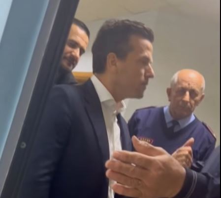  I kanë dhunuar   Shehaj shkon në Komisariatet ku po mbahen minorenët  takon dhe prindërit