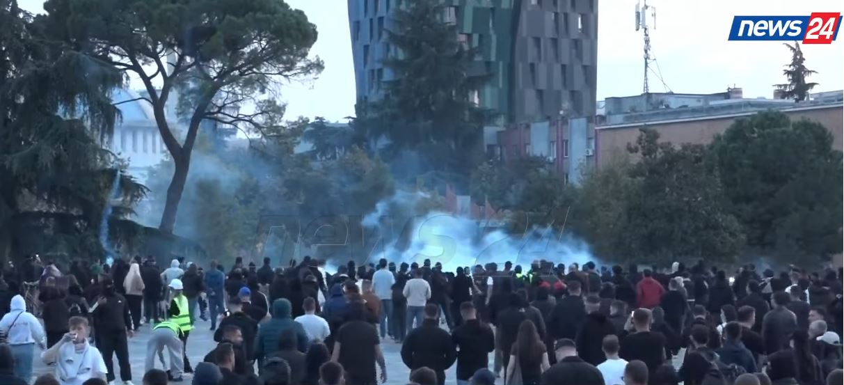 Foto nga burimi: Përplasje pranë selisë së PS-së! Protestuesit në Sheshin Skënderbej, hidhet gaz lotsjellës nga policia