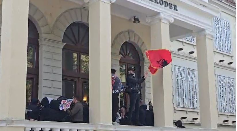 Me flamuj kombëtar  Ngrihen studentët në Shkodër  Rama jep dorëheqjen  Thyejnë xhamat