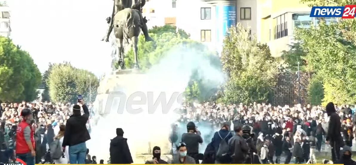  Ju erdhi fundi   Nuk ndalen protestuesit  Mblidhen tek Sheshi Skënderbej  policia sërish me gaz lotsjellës masiv
