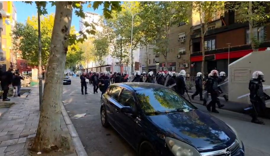 Foto nga burimi: Policia ndjek protestuesit drejt Zogut të Zi, të rinjtë djegin kazanët e mbeturinave