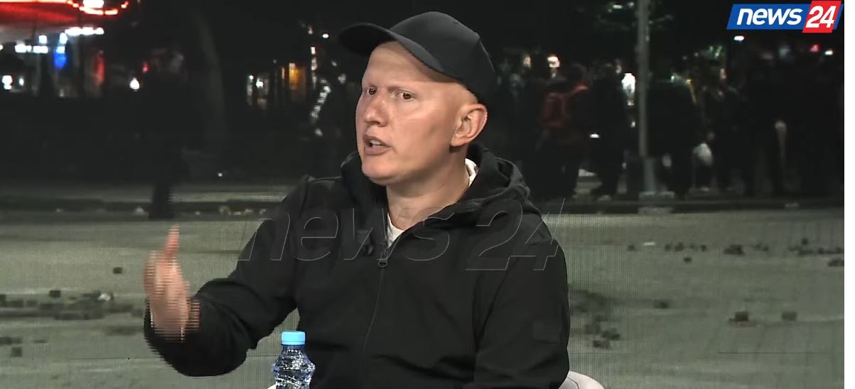 Foto nga burimi: “Po bëhet terror”/ Gazetari Stafa: Protestuesi po hante bukë dhe i ranë me shkop gome pas qafës