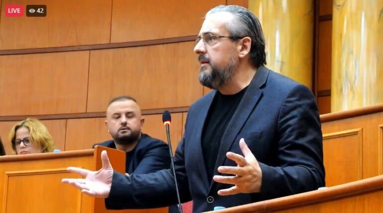 “Veliaj u rrëmbye!”/ Teliti me tone të forta nga mbledhja e Këshillit Bashkiak: Kini kurajon, ndëshkoni policinë për dhunën ndaj studentëve. Ngrini menderen, dilni në protestë!