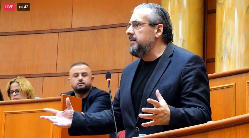  Veliaj u rrëmbye    Teliti me tone të forta nga mbledhja e Këshillit Bashkiak  Kini kurajon  ndëshkoni policinë për dhunën nd   