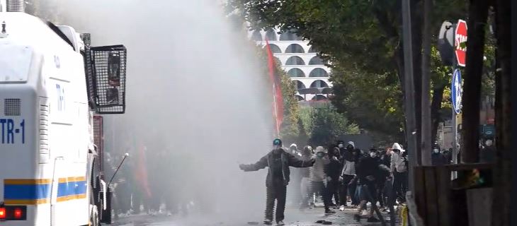 Protestuesit s njohin frikën  Sfidojnë autobotin  qëndrojnë përballë dhe pse lagen me ujë