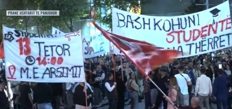 Ushtari1