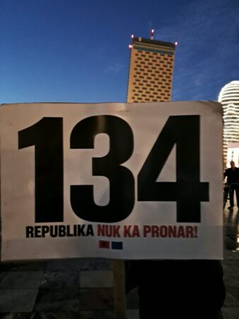 Pankartat në ditën e 134 të protestës: Tirana digjet nga korrupsioni, Rama merret me raketat e Jemenit