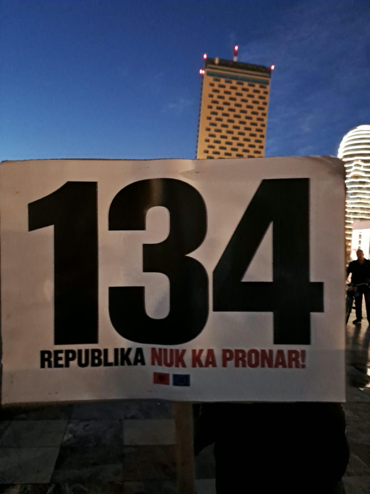 Pankartat në ditën e 134 të protestës  Tirana digjet nga korrupsioni  Rama merret me raketat e Jemenit