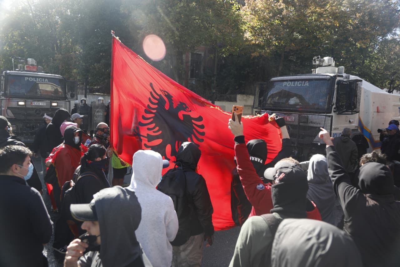 Momente emocioni të forta në protestë  Qytetarët rrëfejnë dramat e tyre para kordonit policor  efektivët përloten dhe bëjnë mb   