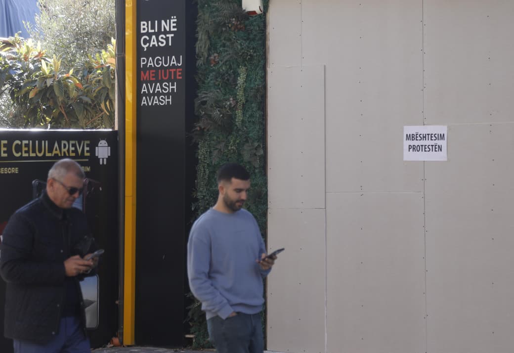 FOTOLAJM  Bizneset ulin qepenat gjatë protestës  mesazh qytetarëve  Jemi me ju 