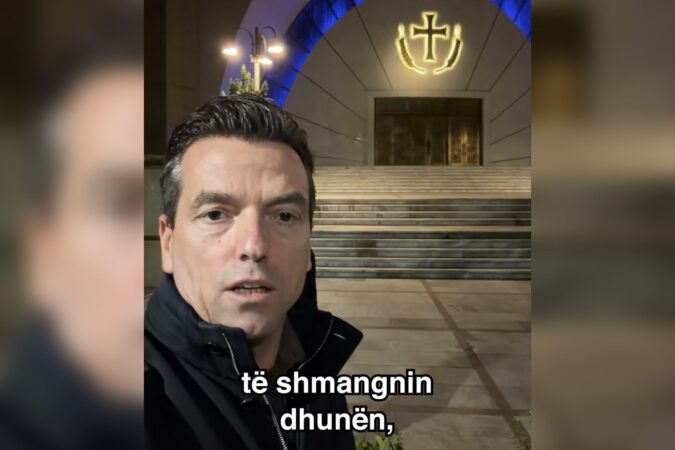Policët dhunuan të rinjtë në oborrin e Kishës/ Shehaj: Rama nuk njeh as Kishë e as Xhami, por terrori nuk do e nënshtrojë dot brezin e ri