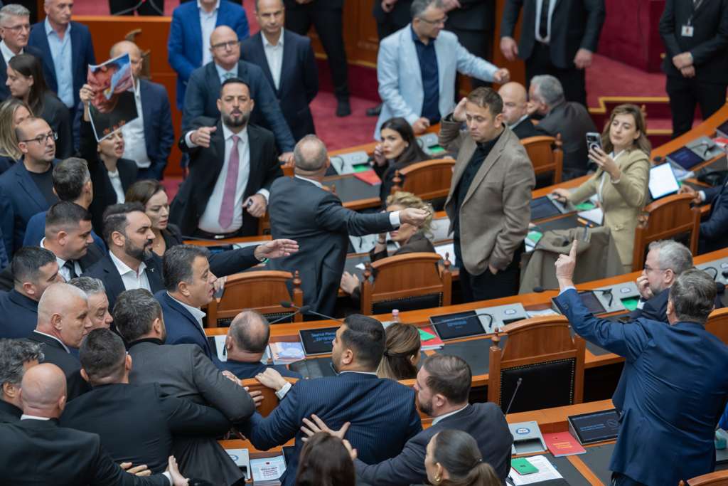 Foto nga burimi: Tensionet dhe përplasjet në Kuvend/ PS kërkon përjashtimin e 20 deputetëve të opozitës, për 6 prej tyre kërkon masë 60-ditore