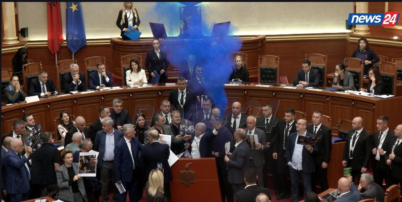 Plas në Kuvend! Hidhet tymuese. Balla kërkon që të kalohet menjëherë në votim