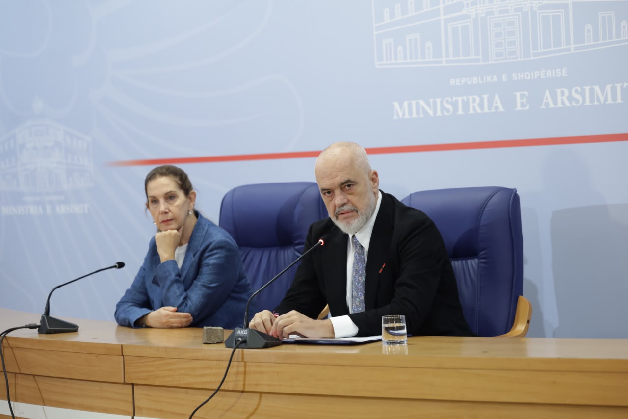 Foto nga burimi: “Po mbajnë në presion terrori qytetin”, kryeministri nuk reflekton përballë të rinjve: Një grup i studentëve rrezikon të shkëputet nga pjesa e shëndoshë. Secili duhet të mbajë ditarin e këtyre ditëve…