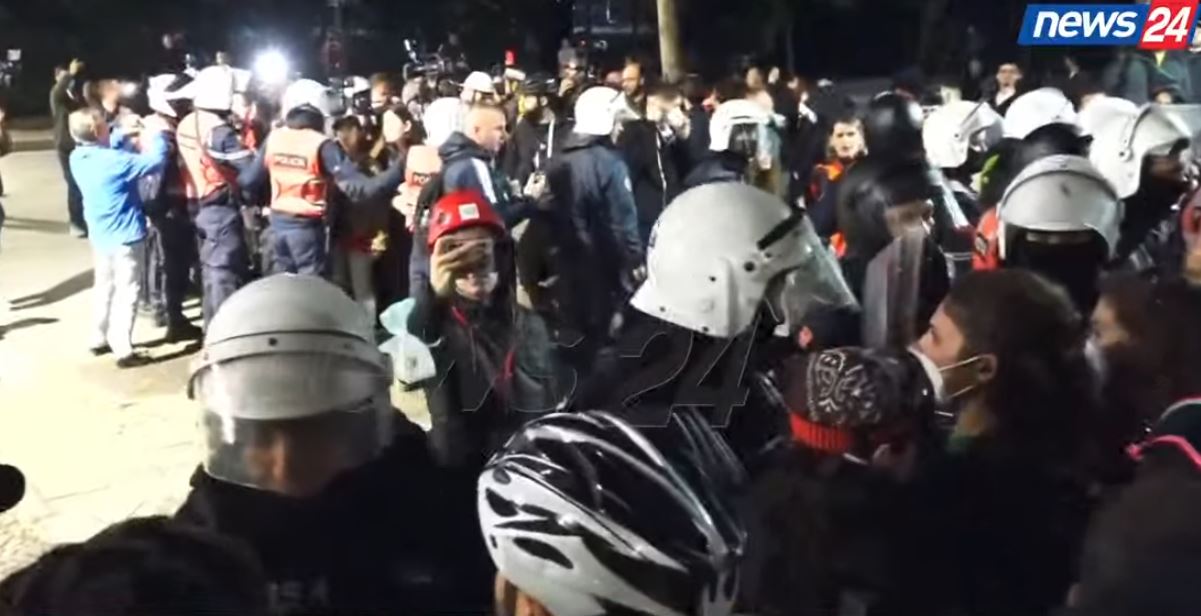 Foto nga burimi: Tensionet te Parku Rinia, protestuesit debatojnë me efektivët: Lekët ua paguajmë ne, jo Rama!