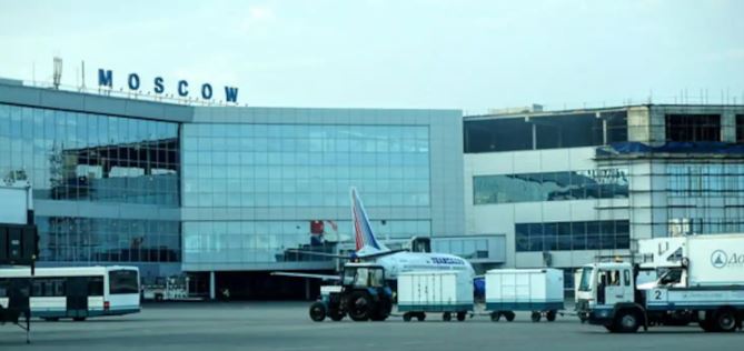 VIDEO/ Alarm për sulme me dronë! Kaos në aeroportet e Moskës, mbi 370 fluturime anulohen ose vonohen