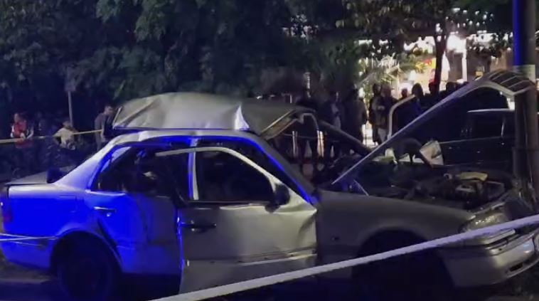 VIDEO  Shpërthen në ecje një automjet në Gjirokastër  Pamje nga vendngjarja