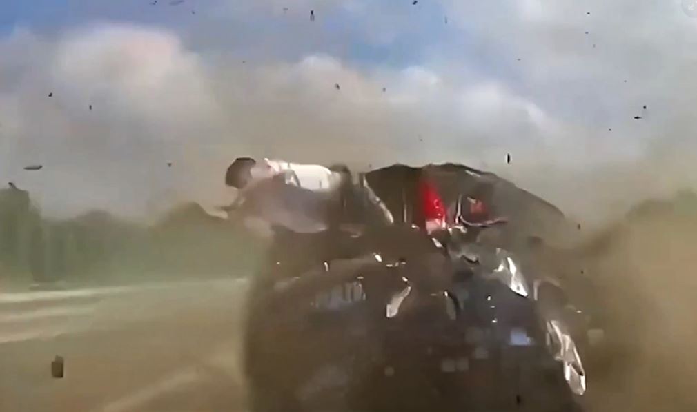 Aksident i tmerrshëm në Kinë  Nëna dhe fëmija hidhen nga makina që u përplas me barrierat  VIDEO 