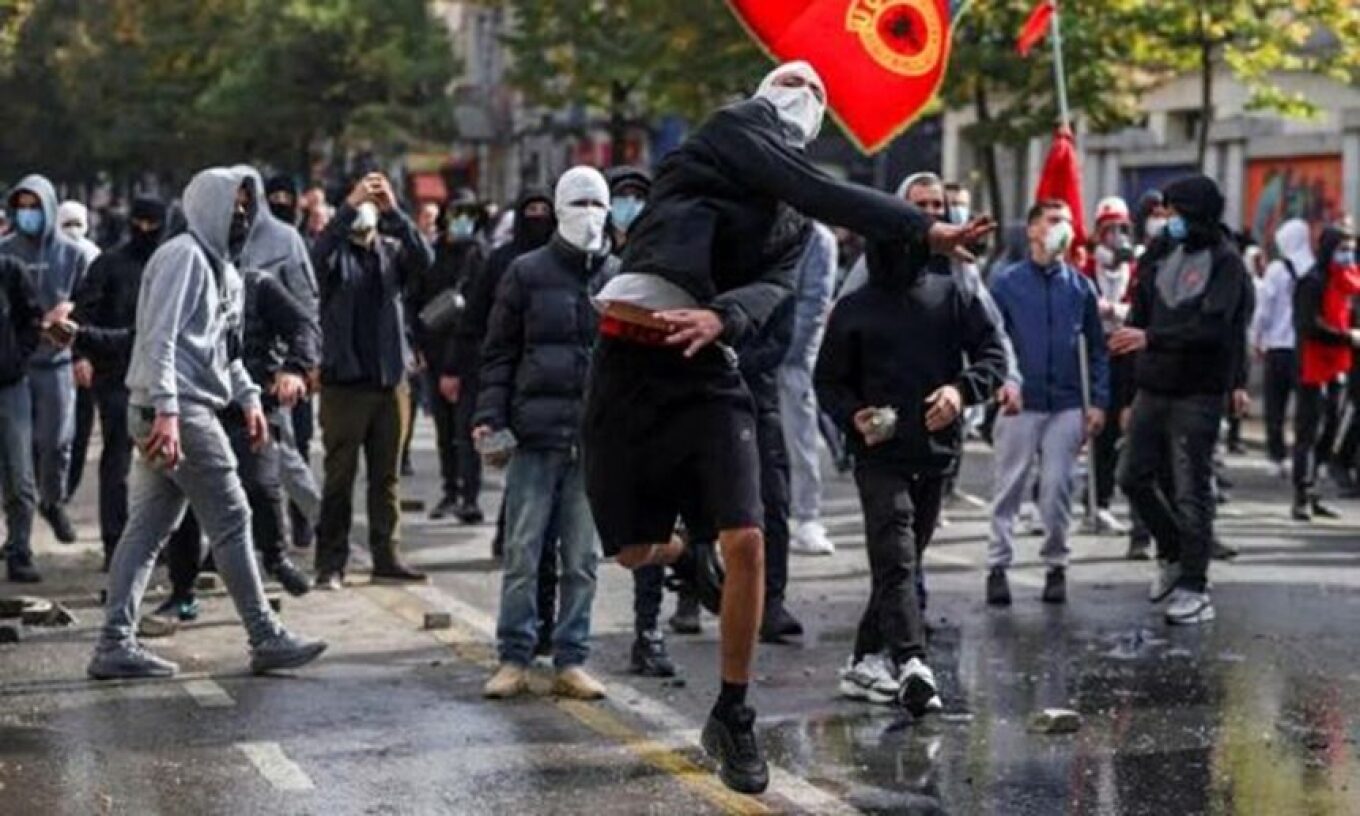 jehona-e-protestave-ne-shqiperi-kalon-kufijte-media-greke-protestat-studentore-kunder-rames-perhapen-ne-te-gjithe-vendin-in