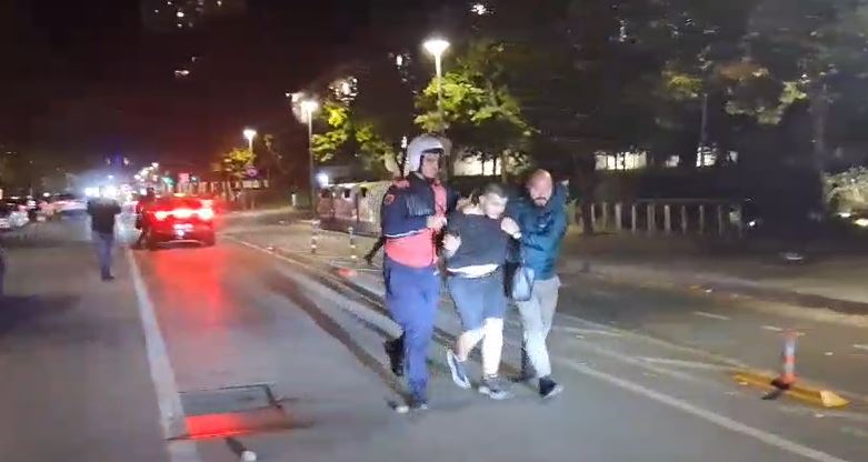 VIDEO  Dhjetëra efektivë ndjekin me vrap të rinjtë  arrestime masive pas revoltës së studentëve  të rinjtë goditen barbarisht    