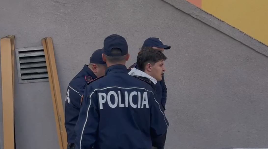 Të  armatosur  deri në dhëmbë  I rrethojnë nga katër anët  Efektivët shoqërojnë dhunshëm adoleshentët në Korçë