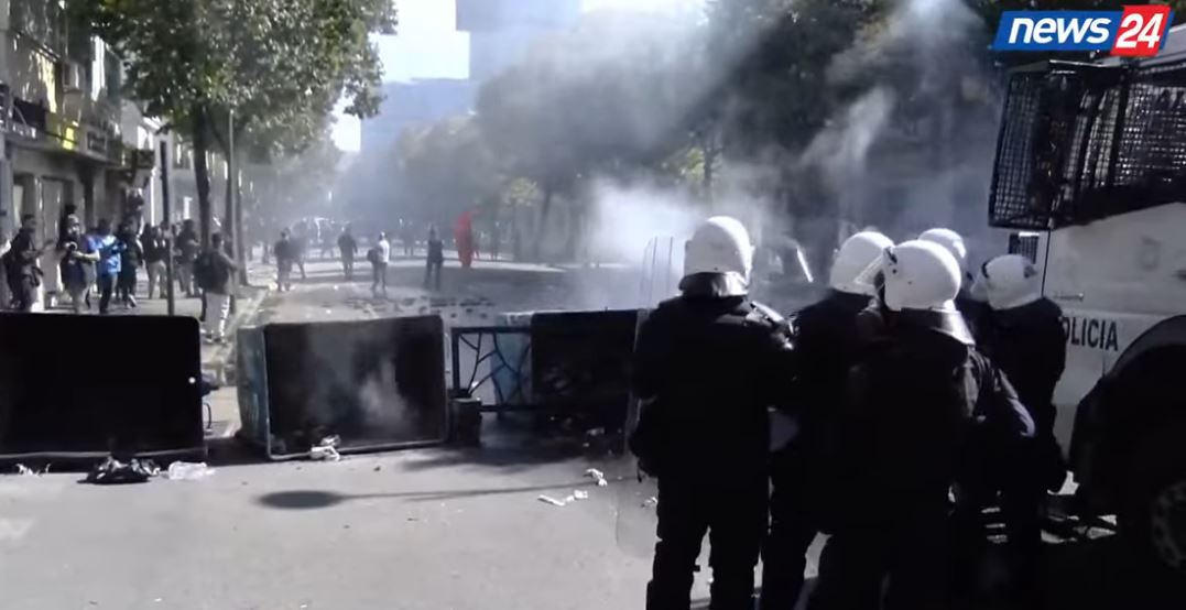 Tensione dhe përplasje te Ministria e Arsimit  Protestuesit ngrenë barrikadë para autobotit  policia ndërhyn me ujë me presion   
