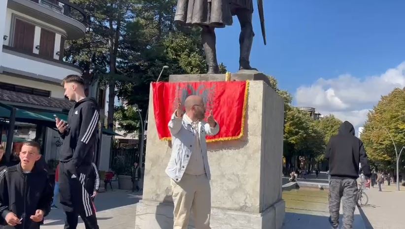  A keni gjak shqiptari     Avokati në Korçë shpërthen ndaj qytetarëve  O legena  çohuni nga kafja  po rrahin fëmijët tuaj 