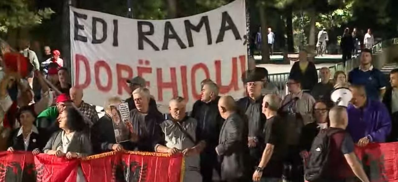 Protestuesit marshojnë drejt Kryeministrisë  Qeveri e drogës  VIDEO 
