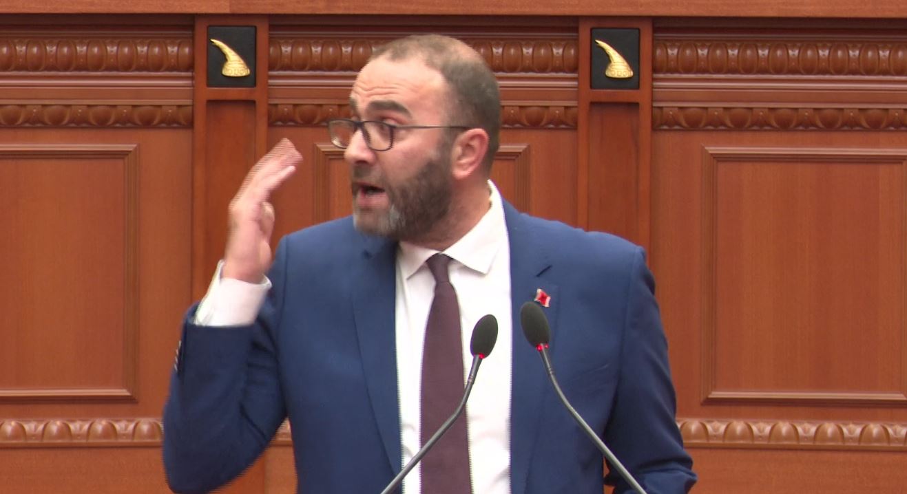  Kush ia jep Gardës të drejtën të më ndalojë të flas   Demokrati i bie me grusht foltores  Peleshi i përgjigjet Bardhi  Kuvend   