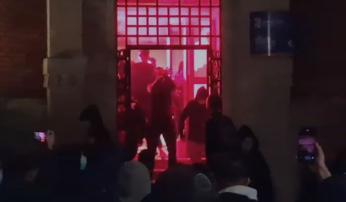 Shpërthejnë derën  Studentët hyjnë te Bashkia e Tiranës  forca të shumta police ndërhyjnë për t i shpërndarë  VIDEO 