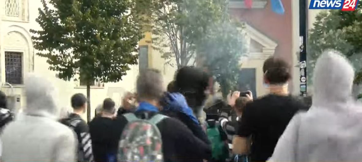 Protestuesit zhvendosen nga selia e PS, sulmojnë me kapsolla dhe gurë Bashkinë e Tiranës