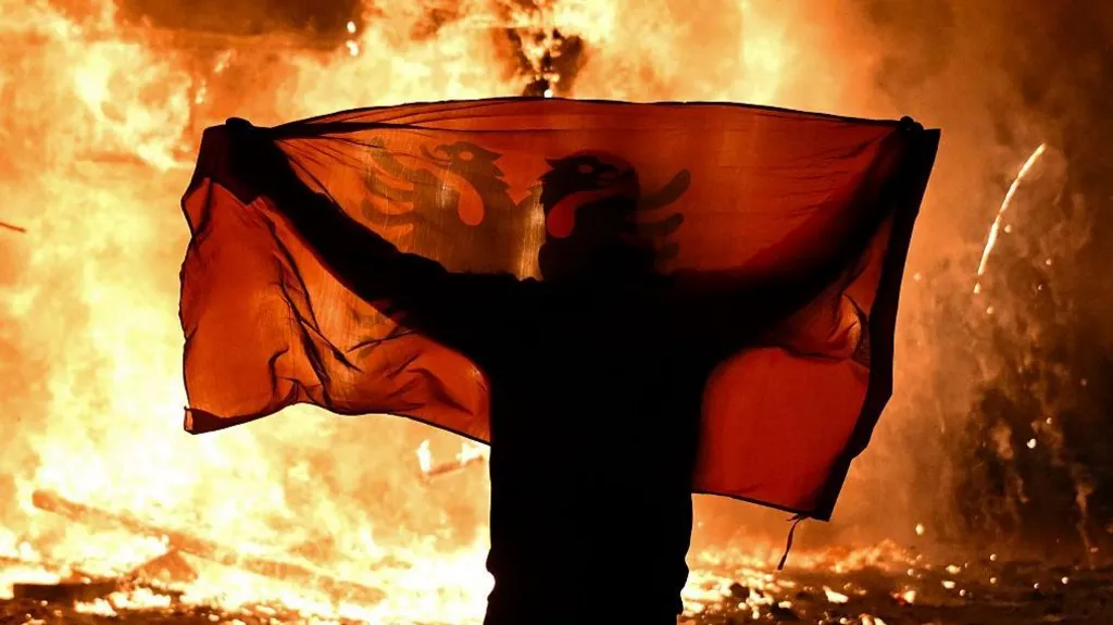 Foto nga burimi: “Të rinjtë nuk kanë më besim”/ BBC: Rama fliste para policëve me fytyra të zymta! Të rinjtë nuk ndalen deri në largimin e tij