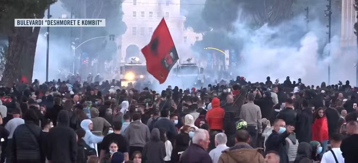 LIVE- Flamuri kuq e zi valëvitet mes turmës! Studentët në protestë që prej orës 09:00/ Nuk i ndali as gazi lotsjellës! “Rrethojnë”, Piramidën, Kryeministrinë dhe Kryesinë e Kuvendi