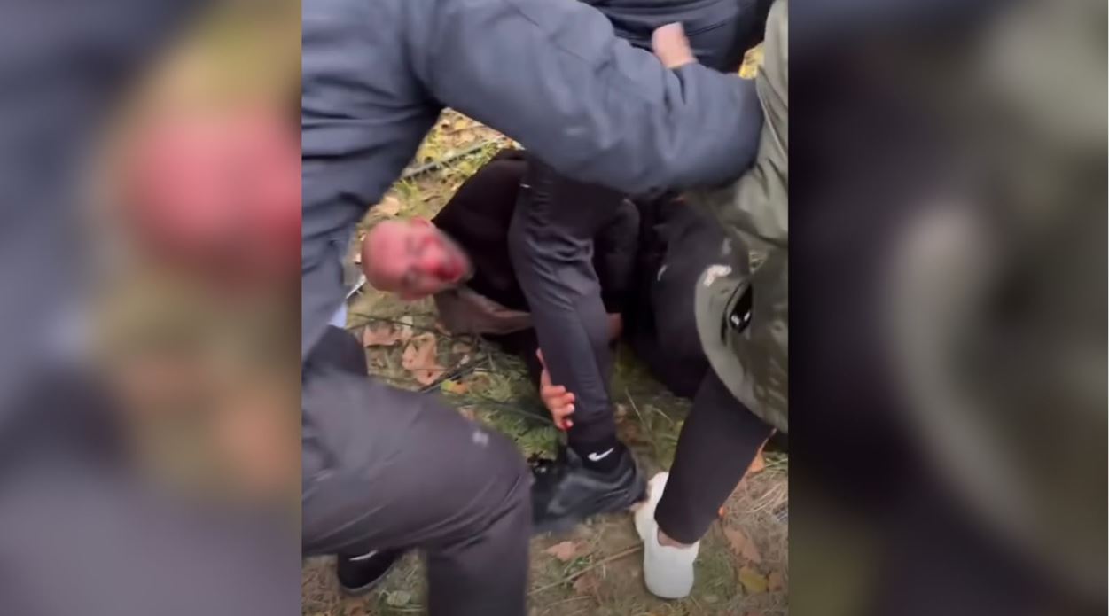 VIDEO  Protestuesit zbulojnë civilin në mes të turmës dhe e dhunojnë