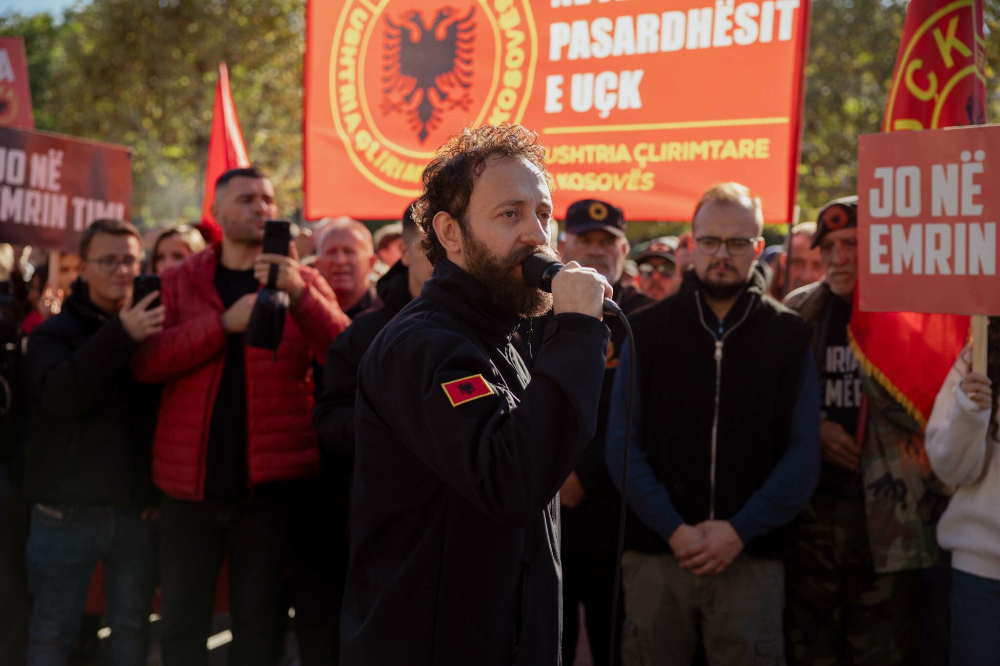 Protesta para Qeverisë në Kosovë  Aktivisti Haziri paralajmëron deputetët  Votoni ligjin  Nëse shkoni në zgjedhje do t ju ndje   