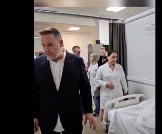 Revolta në Tiranë/ Ministri Demo viziton te Trauma efektivët e lënduar: Pas çdo uniforme qëndron një njeri dhe një familje që e pret në shtëpi