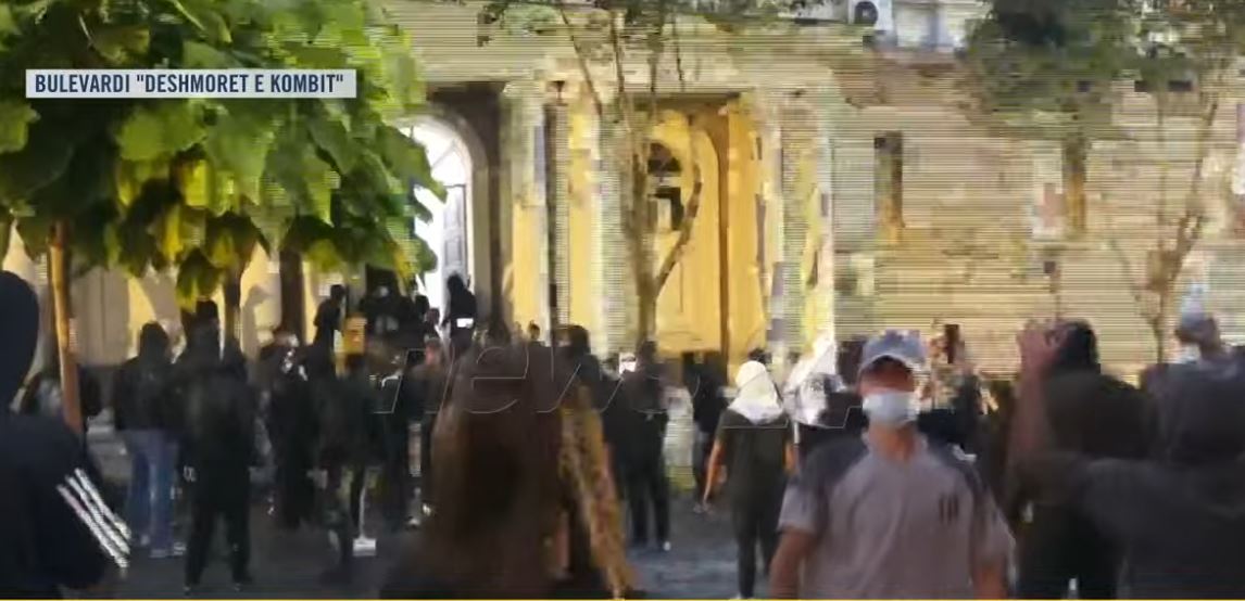 LIVE- Protestuesit hapin derën e Kryesisë së Kuvendit, ndizet zjarr te hyrja e godinës! Policia hedh gaz lotsjellës. Shtohen forcat e efektivëve
