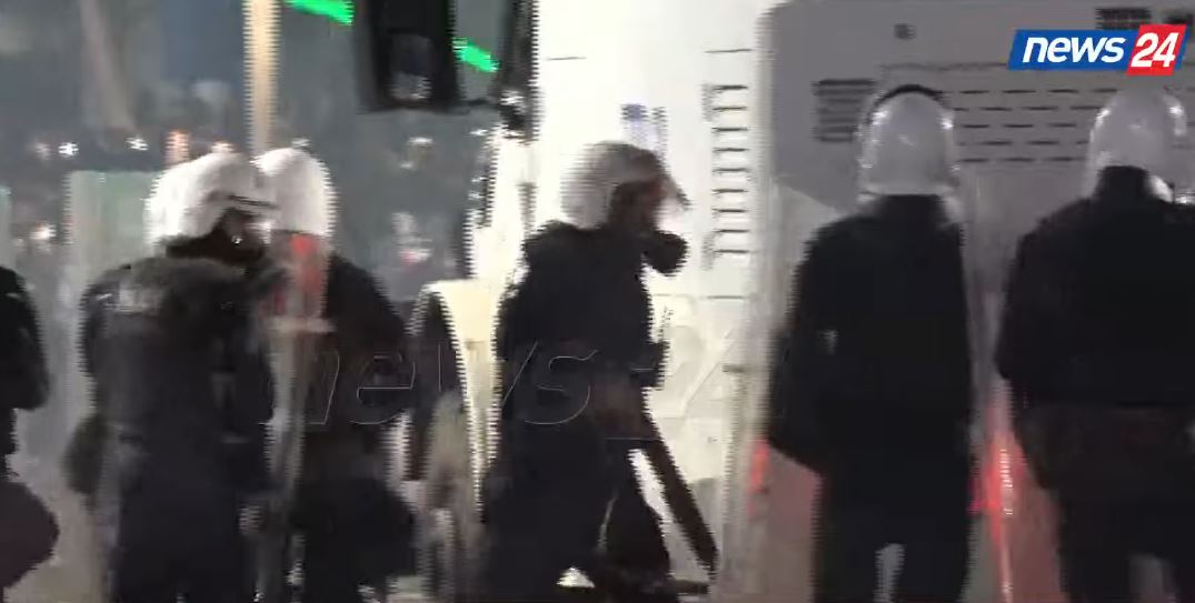 Foto nga burimi: Pamje të rrezikshme në bulevard! Efektivët e policisë nisin të qëllojnë me plumba gome drejt të rinjve dhe protestuesve