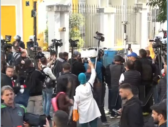 VIDEO  Studentët djegin kazanët e mbeturinave përpara efektivëve  Hiqni kapelet
