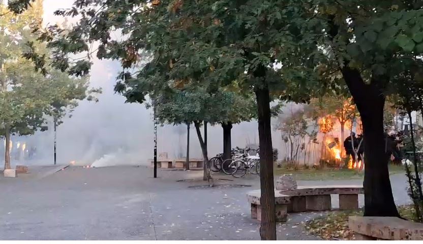 Policët marrin flakë nga molotovët pranë godinës së PS së