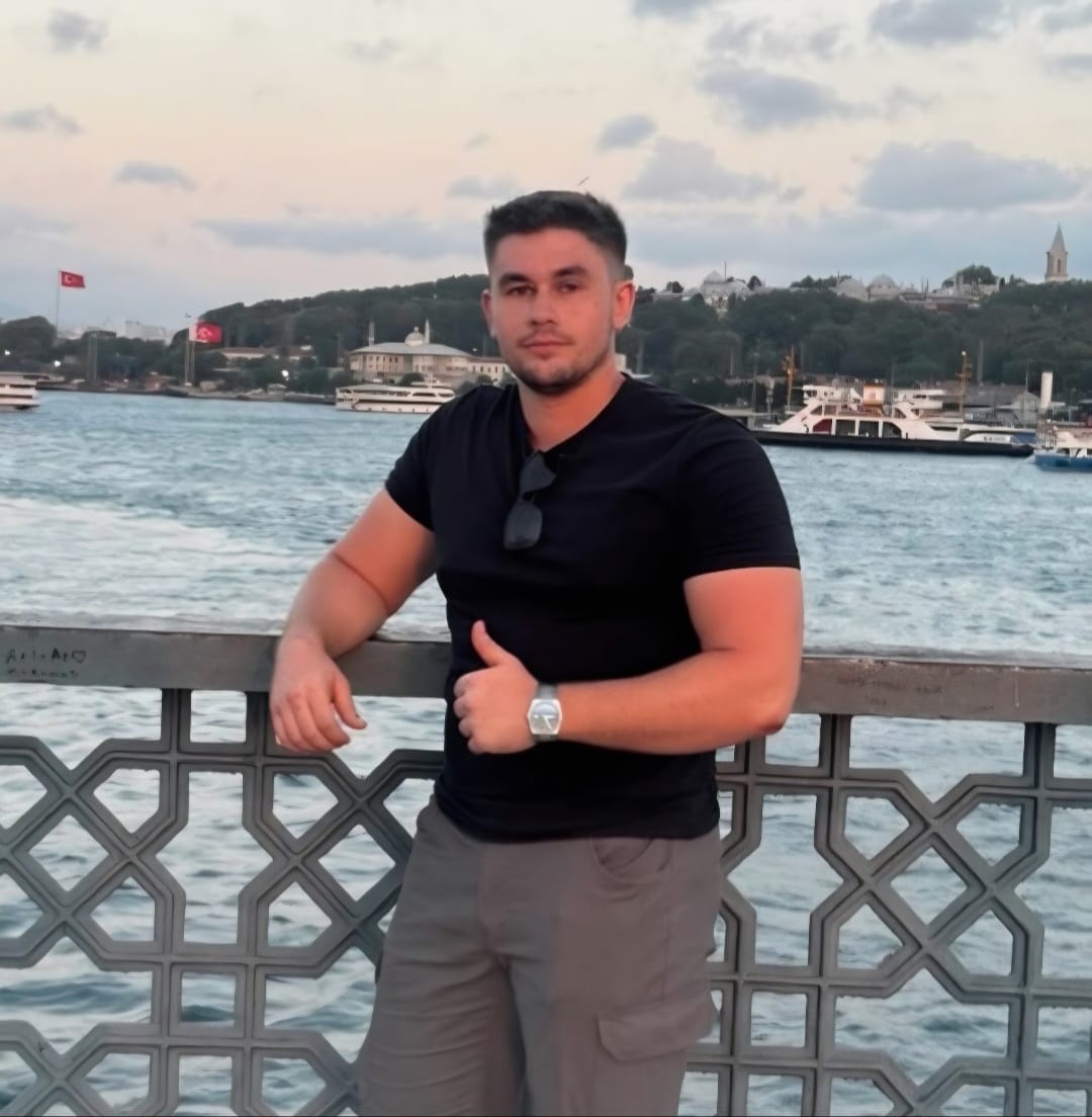 Foto nga burimi: Një muaj nga sulmi mbi anijen AROYAT, inxhinieri shqiptar Erkan Nika vijon i zhdukur. Familja, apel shtetit dhe shqiptarëve