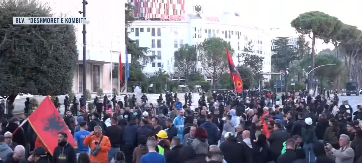 doreheqje-doreheqje-thirrje-te-forta-kunder-qeverise-ne-bulevard