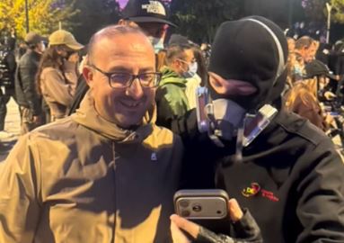 Deputeti Saimir Korreshi i bashkohet protestës në Tiranë  I vetmi nga PD që pranohet nga turma  protestuesit bëjnë  self   