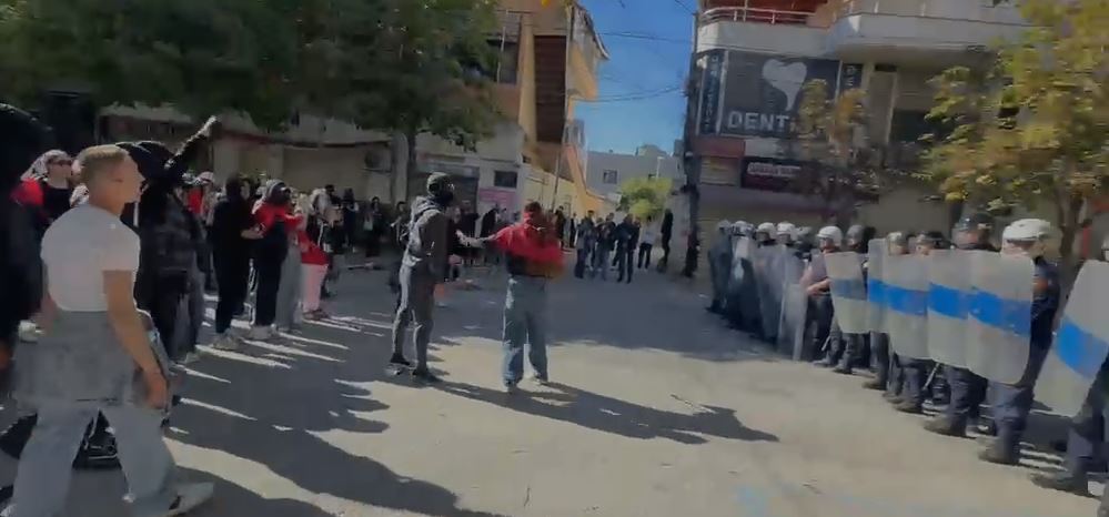 Foto nga burimi: “Lironi çunat!”/ Studentët protestojnë para Bashkisë dhe Drejtorisë së Policisë Durrës: Hajdutët e Ramës