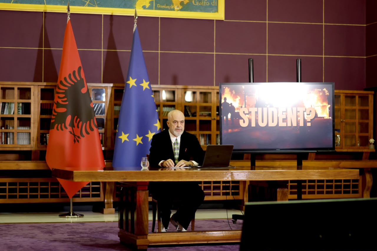 Foto nga burimi: Rama s’reflekton, por akuzon studentët! Protestën e flamingove e injoroi sot kërkon dialog. Kryeministri: Askush nuk do të ngelet pa u ekspozuar