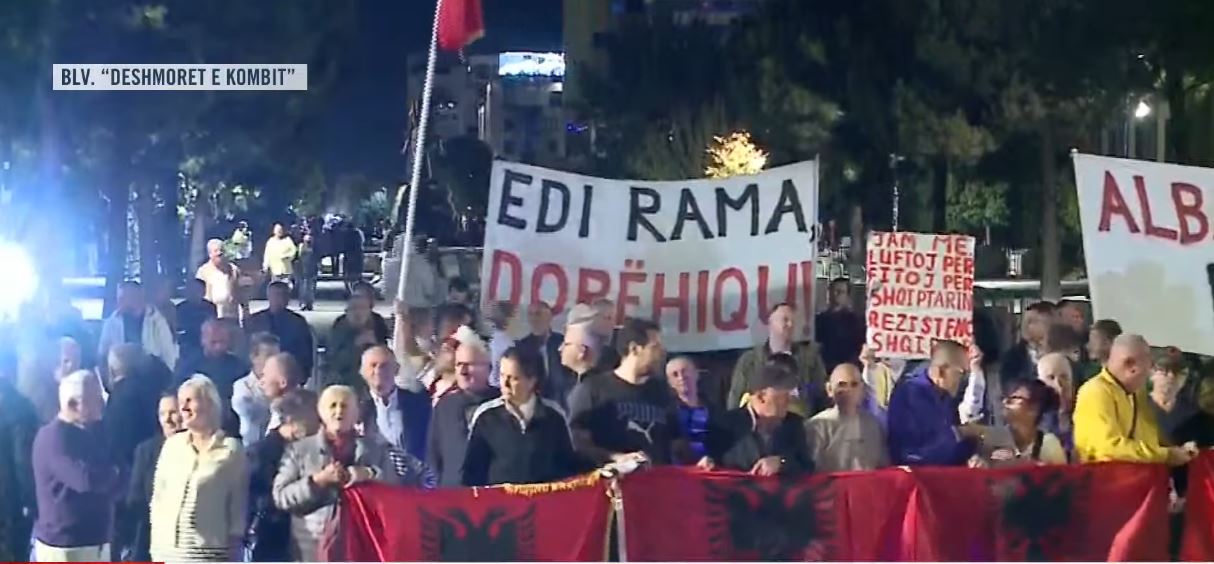revolta-e-127-kunder-qeverise-pas-organizimit-ne-sheshin-skenderbej-protestuesit-marshojne-drejt-kryeministris