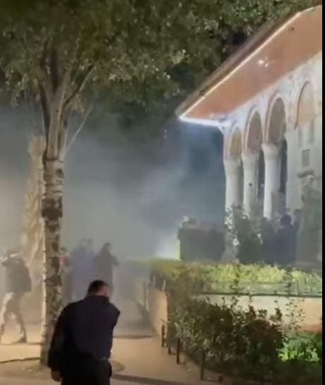 Protesta kombëtare kundër qeverisë  Enno Bozdo  E mbytën në gaz edhe Xhaminë e Et hem Beut  Zoti marrtë hak për këtë pos   
