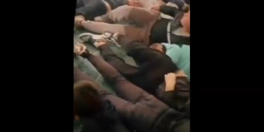 Foto nga burimi: VIDEO – PAMJE TË RENDA! Kushte mizerabël në komisariate, të rinjtë e arrestuar mbahen përtokë dhe të lidhur