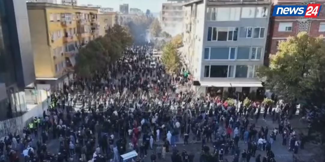 VIDEOLAJM   Pamje spektakolare me dron nga Rruga e Durrësit  Zona e mbushur në çdo skaj e cep me protestues të rinj dhe studen   