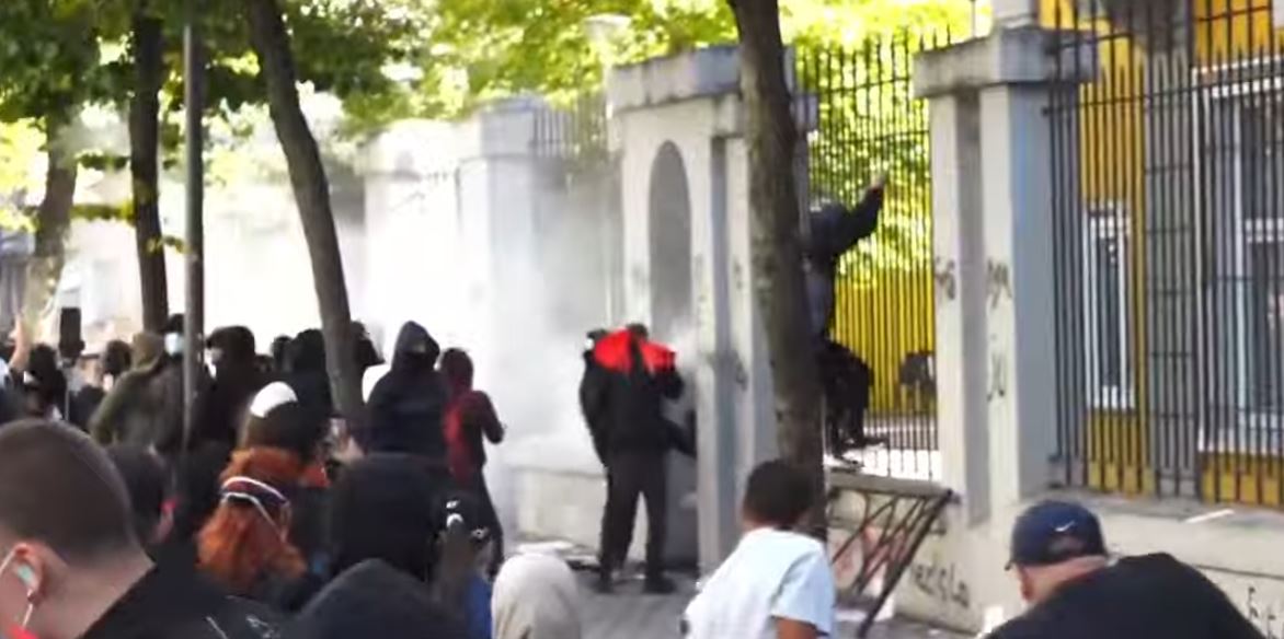 Disa protestues hyjnë brenda perimetrit të Ministrisë së Arsimit, policia hedh gaz lotsjellës